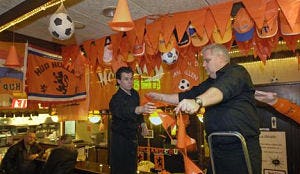 Oranjekoorts slaat nu al toe in Apeldoornse snackbar