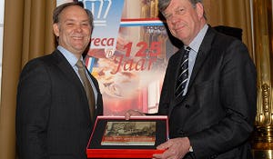 Boek 125-jaar KHN overhandigd