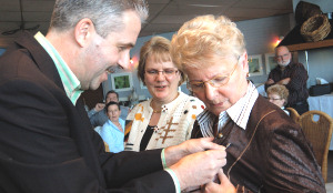 Moeder en dochter benoemd tot ere-lid sector Fastservice