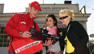 Gastheren helpen toeristen in Amsterdam