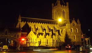 'Na stappen de kerk in