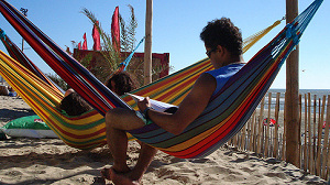 File bij strandtenten door zon
