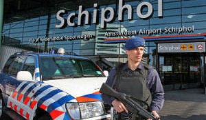 Drugs en paspoorten verstopt in hotel Schiphol