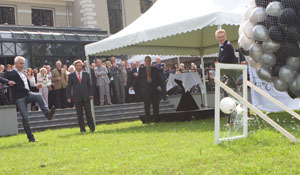 Bert van Marwijk opent IJsselhotel