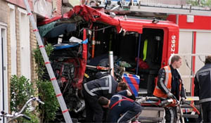 Brandweerauto rijdt broodjeszaak binnen