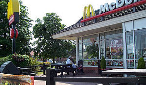 Britse Koningin koopt McDonald's restaurant