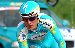 Geschorste wielrenner begint hotel