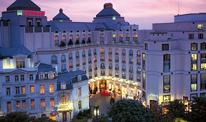 Politie valt Brussels tophotel binnen