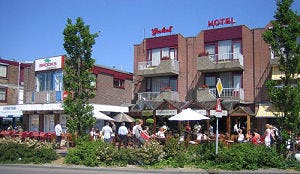 Hotelbaas zet wanbetaler naakt op straat