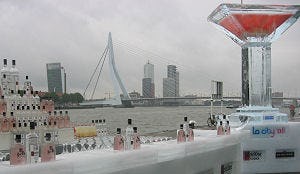 Rotterdams record met martiniglas