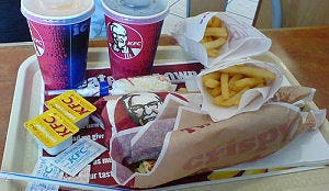 KFC-hulp spuugt en plast in eten agent