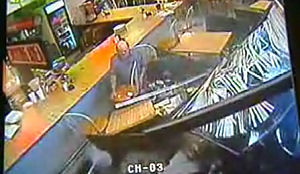 Auto schept restaurantgast (+video)