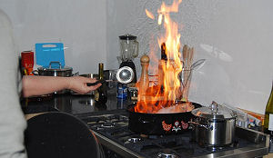 Inbreker zet restaurant en zichzelf in brand