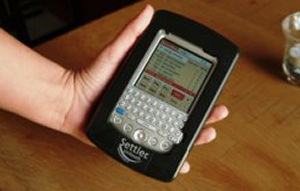 Terrasloper laat handheld in gracht vallen