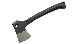 Man met bijl slaat restaurantinterieur kapot