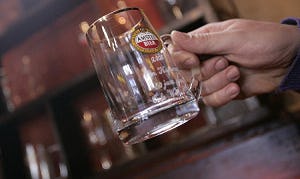 'Verbied bierglazen in café