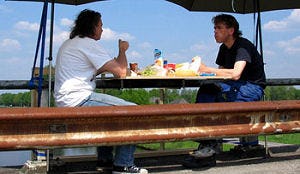 Oude brug wordt openluchtrestaurant