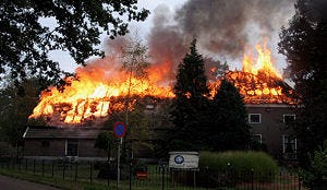 Hotel De Tovenaarsberg door brand verwoest