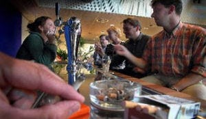 Rotterdamse caféhouders demonstreren tegen rookverbod