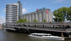 Ibis hotel hangt boven het spoor