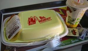 Gast bekogelt manager met betaalapparaat