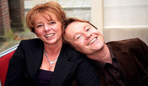 Cateringmedewerkers geknuffeld door Gijs Staverman