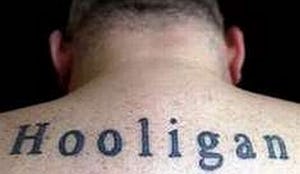 Hooligans bestormen café Hengelo