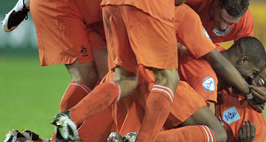 Café dicht na juichende voetbalfans