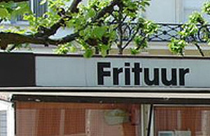 Belgen kopen frites bij frietkraam