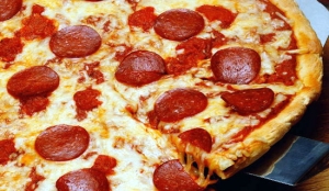 Pizzakoerier gebruikt pizza als wapen