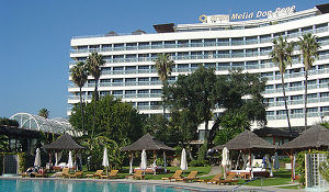 Consument wacht met boeken vakantie