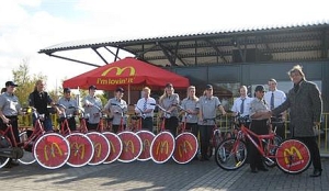 Personeel McDonald's krijgt fiets van de zaak