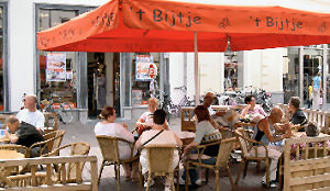 Cafetaria 't Bijtje verzakt door bouwput