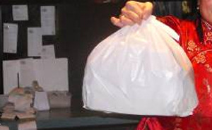 Horecahulp steekt gast in been