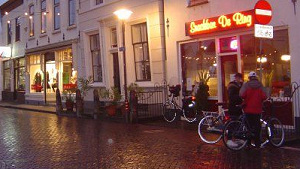 Cafetariahouder maakt zelf terrasbeleid