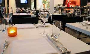 Wijn kopen in winkel en opdrinken in restaurant