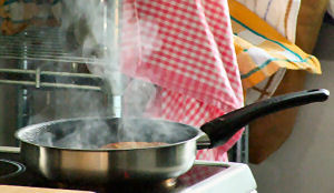 Overvaller met koekenpan cafetaria uitgeslagen