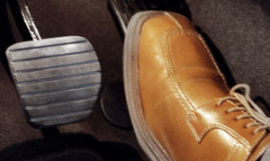 Cafetaria eindpunt dolle rit bejaarde man