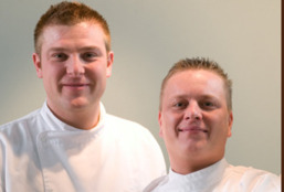 Vier kopstukken openen Crème Crue