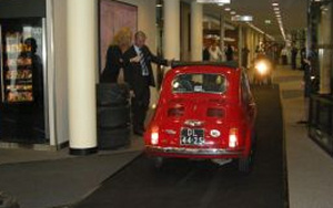 Met auto dwars door hotel
