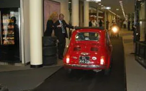 Met auto dwars door hotel