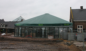 Radstake schaft enorme parasol aan