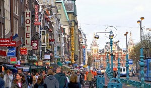 Damrak twijfelt over vertrek omstreden horecafamilies