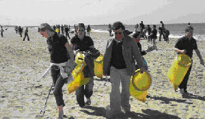 Accor maakt strand Scheveningen schoon