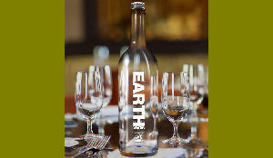 Vinkeles schenkt eerste fles goede doelen water