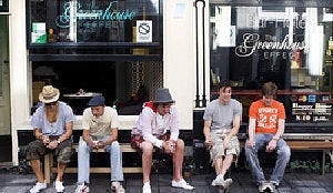 Amsterdam wil aantal coffeeshops halveren