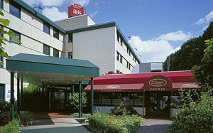 Hotelmedewerkers tuinieren voor bejaarden