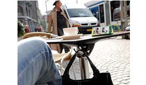 Proef met tassenhaak in Amsterdamse horeca