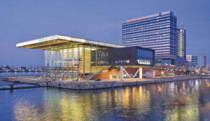 Man dood na val uit raam Mövenpick A'dam