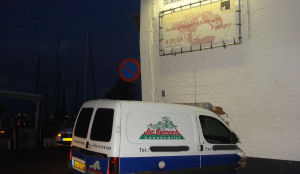 Bestelauto ramt restaurant